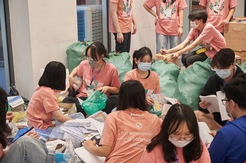 Biến giấy vụn, chai lọ, quần áo cũ thành đồ tái chế, gây quỹ cho trẻ em khó khăn