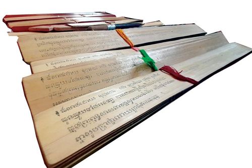 Độc đáo nghệ thuật khắc chữ trên lá buông của người Khmer ở An Giang