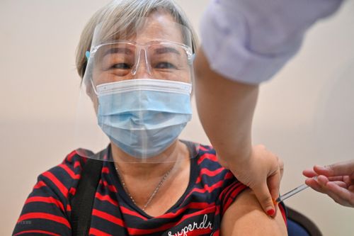 Malaysia diễn tập ứng phó tình huống xấu, Tây Ban Nha thử vaccine mới