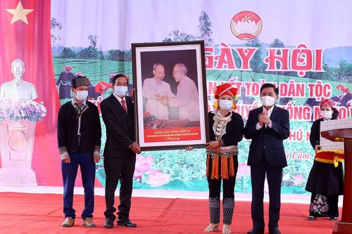 Đồng chí Trần Cẩm Tú, Ủy viên Bộ Chính trị, Bí thư Trung ương Đảng, Chủ nhiệm Ủy ban Kiểm tra Trung ương dự Ngày hội đại đoàn kết toàn dân tộc tại Phú Nhuận