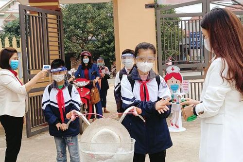 Hàng nghìn học sinh quay trở lại trường học sau thời gian tạm dừng để phòng, chống dịch