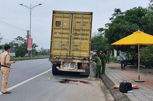 Xe container đi lùi gây tai nạn khiến 1 người tử vong