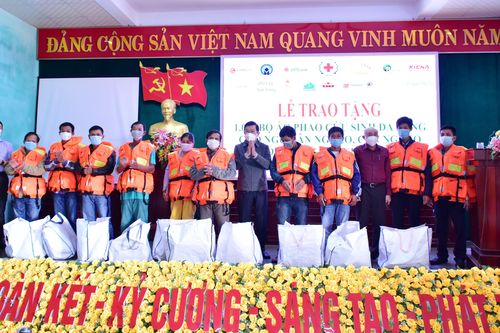 Nguyên Chủ tịch nước Trương Tấn Sang trao tặng 1.000 bộ áo phao cứu sinh đa năng cho ngư dân Thừa Thiên-Huế