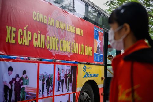 Cấp CCCD lưu động cho công nhân trên xe buýt