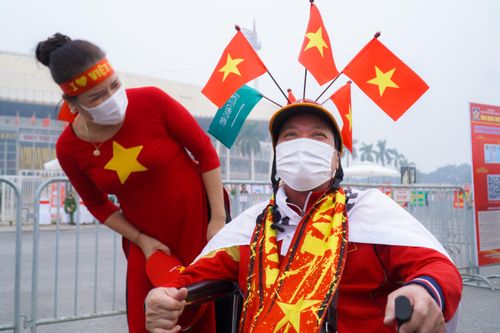 Ngồi xe lăn vào sân cổ vũ tuyển Việt Nam