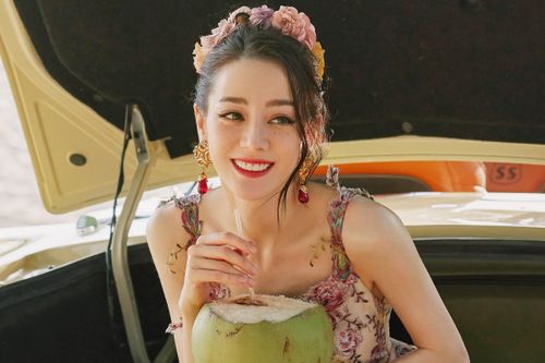 Nghệ sĩ Trung Quốc cầm lá chuối, cần câu lên thảm đỏ