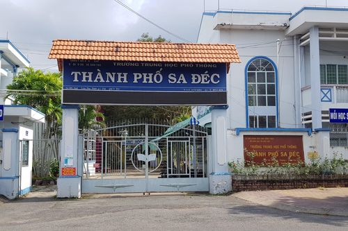 Thầy giáo ở Đồng Tháp để lộ ảnh nhạy cảm khi dạy học trực tuyến