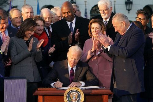 Tổng thống Biden với thành tựu quan trọng: Khai sinh luật trị giá lớn nhất trong hơn nửa thế kỷ