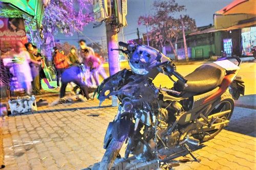 Tông vào trụ điện bên đường, hai thanh niên tử vong