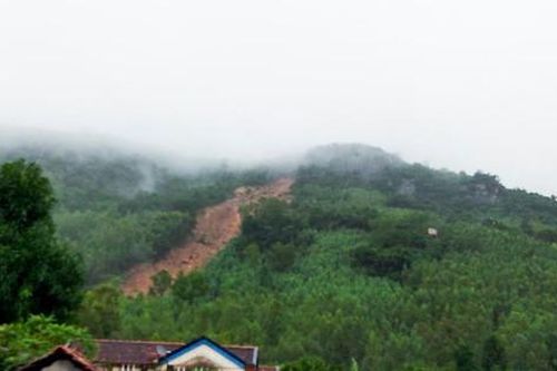 Núi Cấm tiếp tục bị sạt lở, di dời khẩn cấp hàng chục hộ dân ở Bình Định