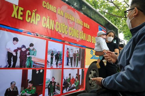 Hà Nội: Công an Long Biên thực hiện cấp CCCD lưu động trên xe buýt