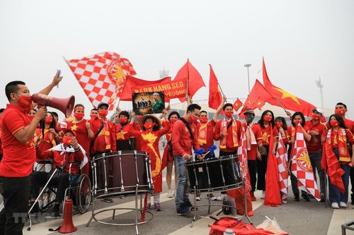 Cổ động viên đến sân Mỹ Đình 'tiếp lửa' cho đội tuyển Việt Nam