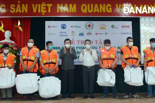 Nguyên Chủ tịch nước Trương Tấn Sang tặng 1.000 áo phao cứu sinh đa năng cho ngư dân Đà Nẵng