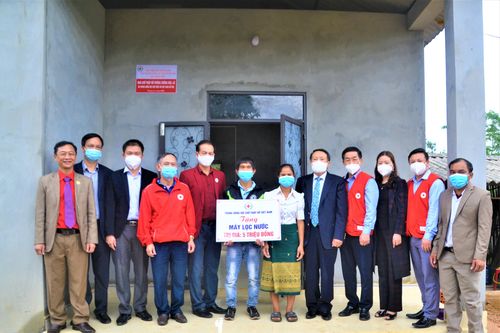 Bàn giao 75 nhà chống bão, lũ cho người dân