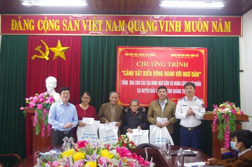 Cảnh sát biển tặng quà cho ngư dân huyện đảo Cồn Cỏ