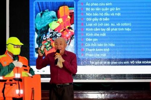 Đời sống Đời sống Nguyên Chủ tịch nước Trương Tấn Sang trao tặng áo phao cứu sinh cho ngư dân