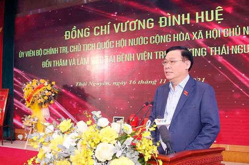 Chủ tịch Quốc hội Vương Đình Huệ thăm, làm việc tại Bệnh viện Trung ương Thái Nguyên
