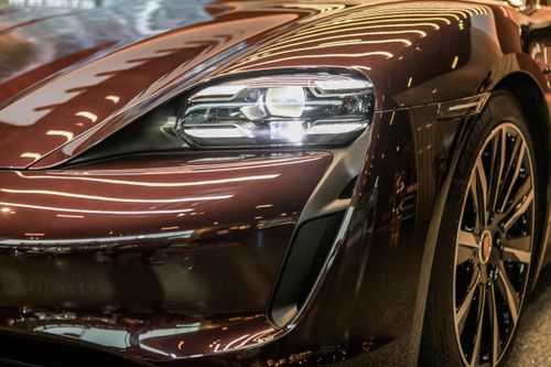 Cận cảnh Porsche Taycan trang bị bộ mâm 300 triệu đồng tại Việt Nam