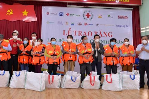 Tặng 1.605 bộ áo phao cứu sinh đa năng cho ngư dân Quảng Ngãi