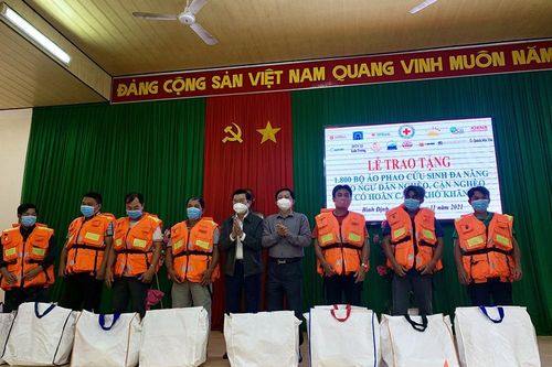 Đồng chí Trương Tấn Sang trao áo phao cứu sinh đa năng tặng ngư dân Bình Định