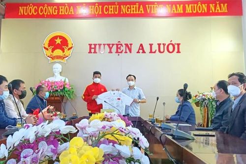 Cầu thủ người Tà Ôi tặng áo đấu U23 Việt Nam