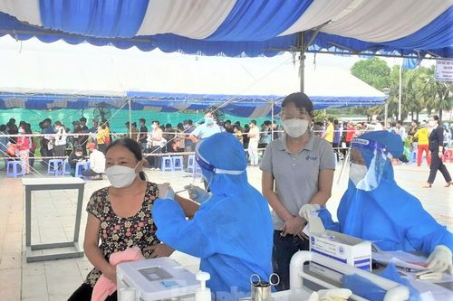 Hàng nghìn người lao động trở lại Bình Dương được tiêm vắc xin phòng COVID-19