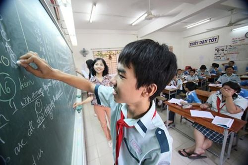 Dạy thêm khi học trực tuyến: Có cấm được không khi phụ huynh cho con đi học 'ào ào'?