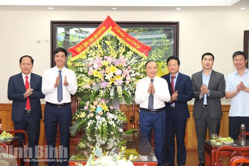 Các đồng chí lãnh đạo tỉnh thăm, chúc mừng ngày Nhà giáo Việt Nam 20/11
