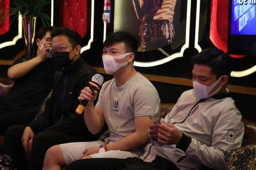 Quán karaoke mở trở lại, khách vừa đeo khẩu trang vừa hát