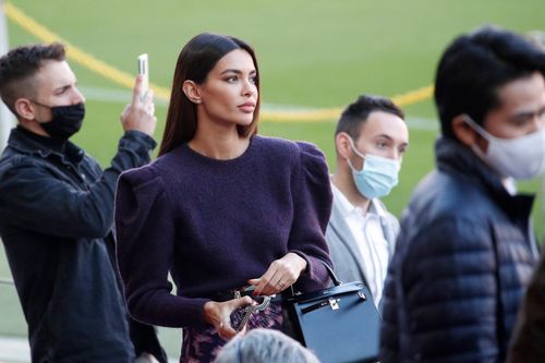 Vợ siêu mẫu đi cùng Alves trong lễ ra mắt Barca