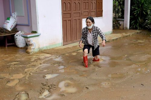 Núi Cấm liên tục sạt lở, bùn nhão tràn vào nhà dân