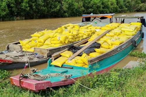 Phát hiện 2 chiếc ghe chở khoảng 50 tấn chất thải nguy hại và nhựa phế liệu