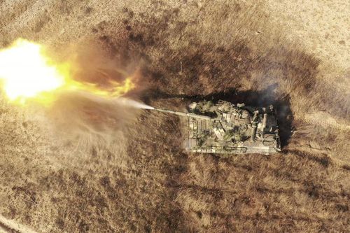 Ukraine tập trận sát biên giới, Nga tuyên bố tăng cường lính dù ở Crimea