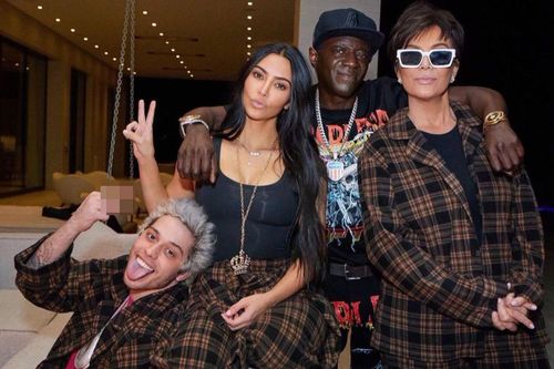 Kim Kardashian mặc chung đồ, cùng tình trẻ tin đồn đón sinh nhật
