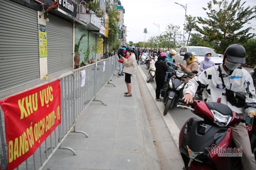 Xếp hàng cả trăm mét quét mã QR ra, vào làng Phú Đô