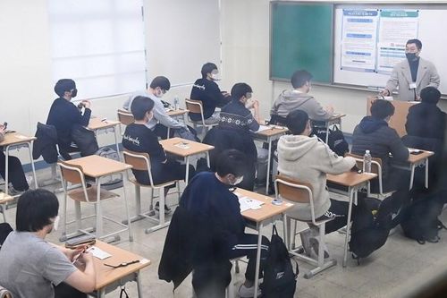 Hơn 509.000 thí sinh Hàn Quốc tham gia kỳ thi đại học khó khăn