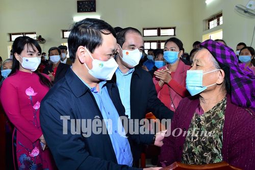 Bộ trưởng, Chủ nhiệm Ủy ban Dân tộc Hầu A Lềnh và Bí thư Tỉnh ủy Chẩu Văn Lâm dự Ngày hội Đại đoàn kết toàn dân tộc tại thôn Dộc Vầu, Mãn Sơn