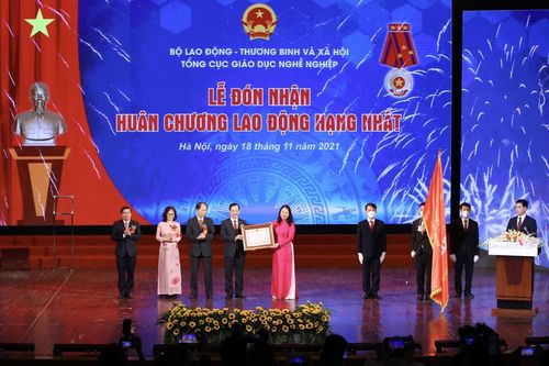 Tổng cục Giáo dục nghề nghiệp đón nhận Huân chương Lao động hạng Nhất