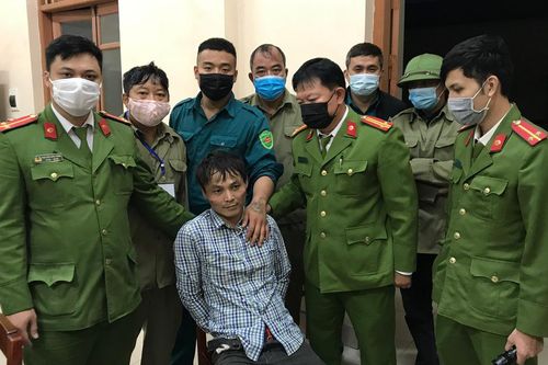 Thanh niên đốt khu phòng trọ, cột điện, bị cảnh sát truy đuổi dùng dao phóng lợn chống trả