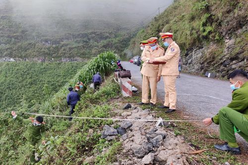 Ôtô lao xuống vực ở đèo Mã Pì Lèng, 3 người chết