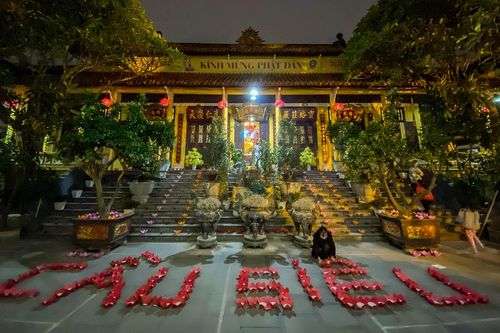 Gấp hoa đăng cho Lễ tưởng niệm người tử vong vì Covid-19
