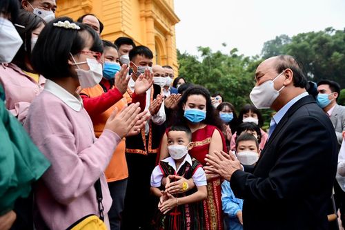 Cuộc gặp xúc động của Chủ tịch nước với những em nhỏ vượt khó