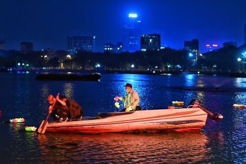 Hà Nội tắt đèn trong phút tưởng niệm đồng bào tử vong vì Covid-19