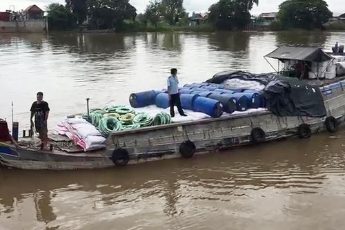 Phát hiện ghe vận chuyển số lượng lớn hóa chất và bột đá nghi vấn nhập lậu ở biên giới An Giang