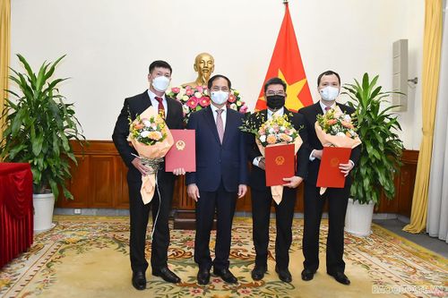 Bộ trưởng Ngoại giao trao quyết định bổ nhiệm 3 Tổng Lãnh sự Việt Nam ở nước ngoài
