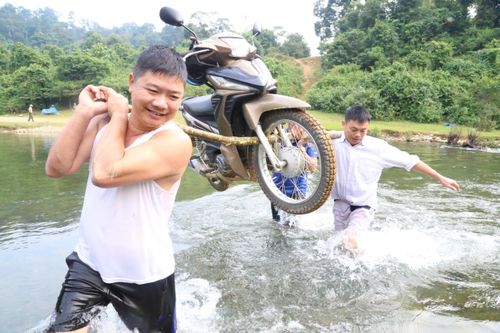Thầy cô băng rừng, gánh xe lội suối gieo chữ nơi 'thâm sơn cùng cốc'