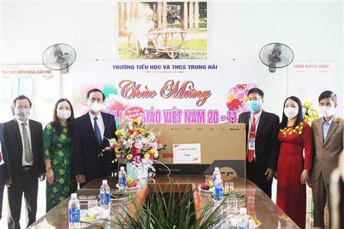 Chủ tịch UBND tỉnh Võ Văn Hưng thăm một số trường học nhân kỷ niệm Ngày Nhà giáo Việt Nam 20/11