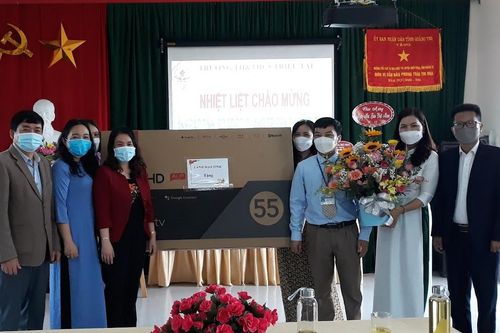 Thăm, tặng quà một số trường học huyện Triệu Phong nhân kỷ niệm 39 năm Ngày Nhà giáo Việt Nam 20/11