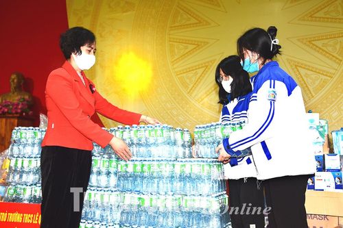 Hướng về giáo viên, học sinh Lâm Bình