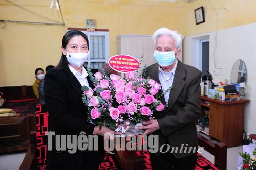 Đồng chí Lê Thị Kim Dung, Phó Bí thư Thường trực Tỉnh ủy, Chủ tịch HĐND tỉnh thăm, chúc mừng các nhà giáo cao tuổi tại thành phố Tuyên Quang